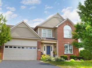 945 McDole Dr, Sugar Grove, IL 60554