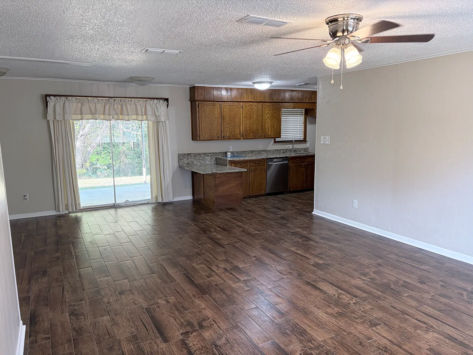 3 bed, 1372 sqft, $1,850 — Photo 2