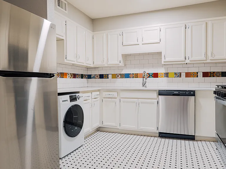 2213 Main St #6 — Photo 5