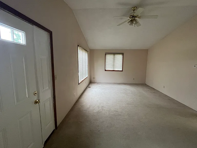 217 W Warnock St — Photo 5
