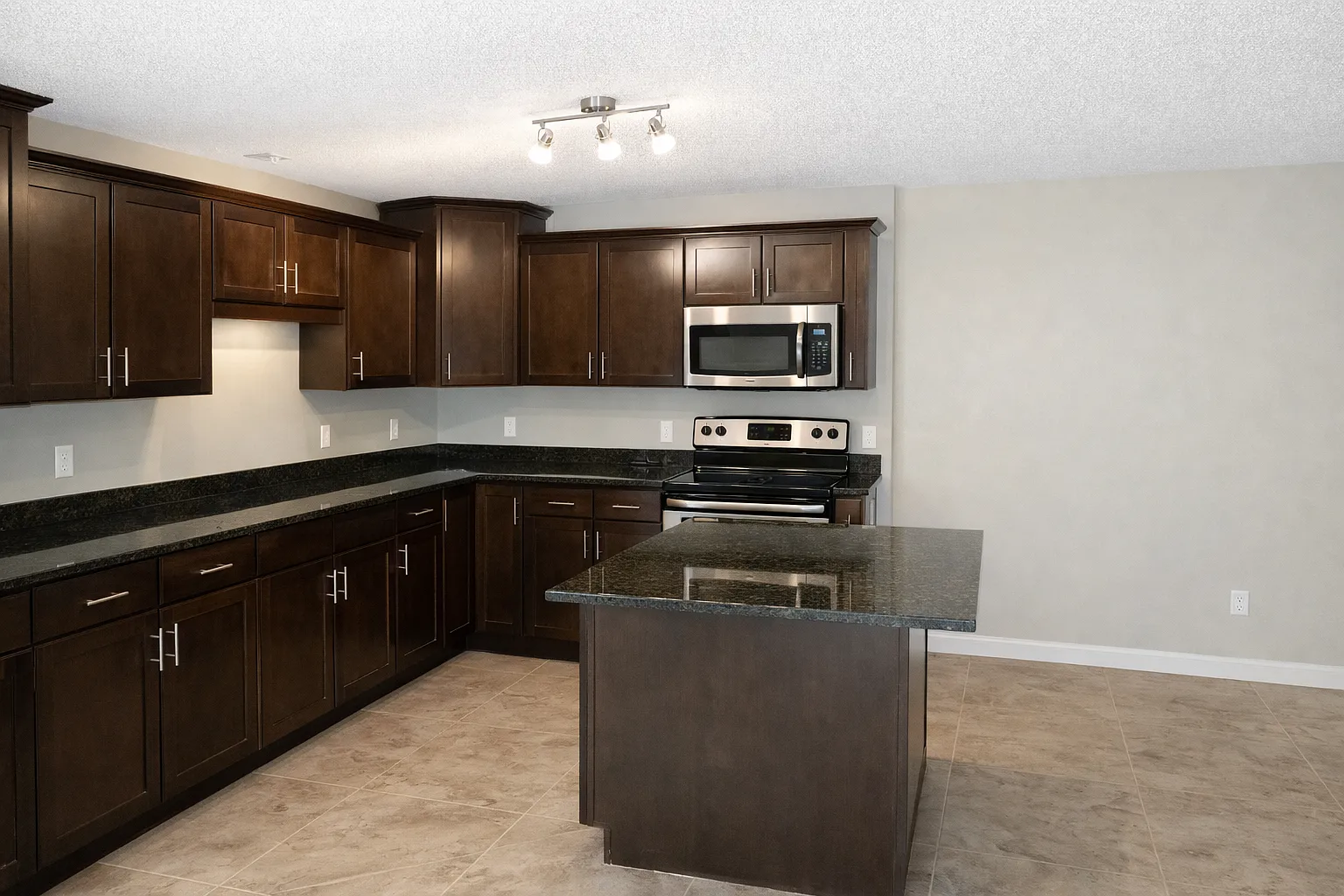 4 bed, $2,300 — Photo 2