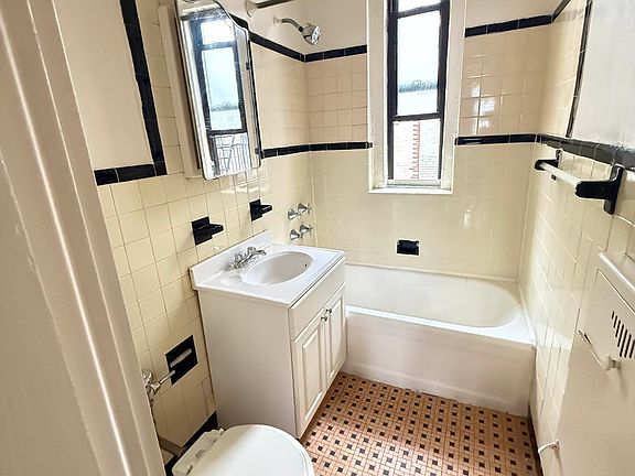 5th image of 48 Saint Pauls Pl #6Z