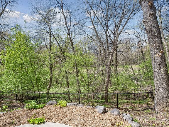 3rd image of 925 Queensland Ln N