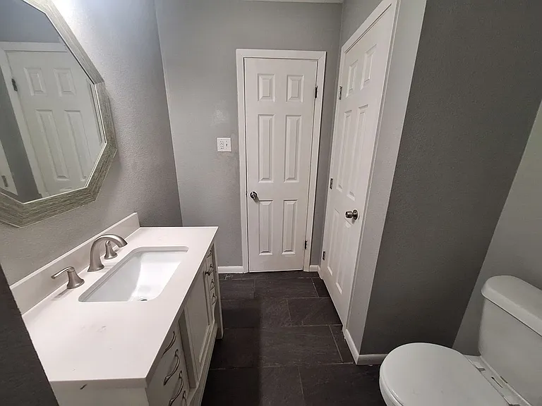 2701 S 40th St — Photo 12