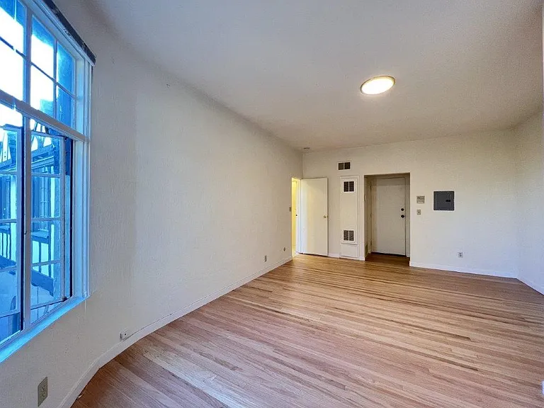 2541-2569 Le Conte Ave — Photo 10