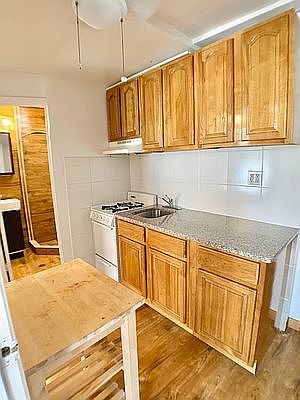5th image of 102 Washington Pl APT 2A