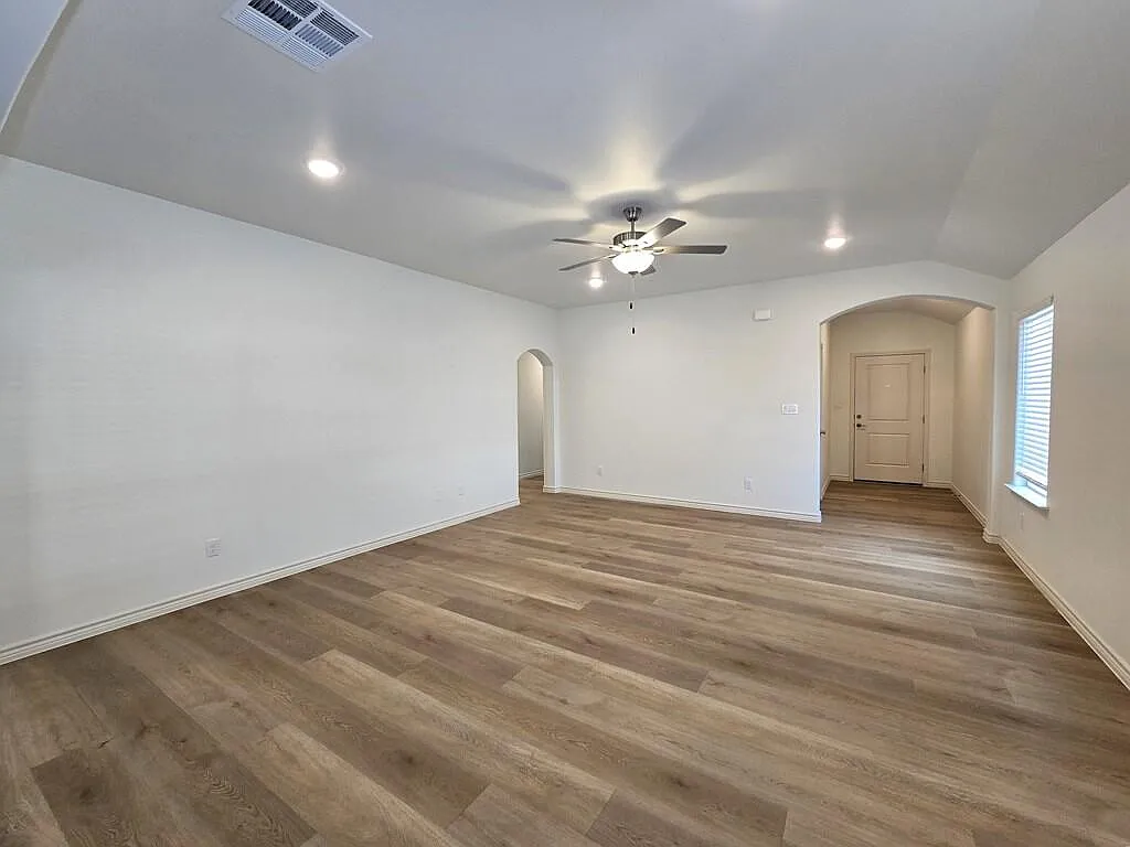 4 bed, 2.0 bath, 1910 sqft, $2,750 — Photo 4