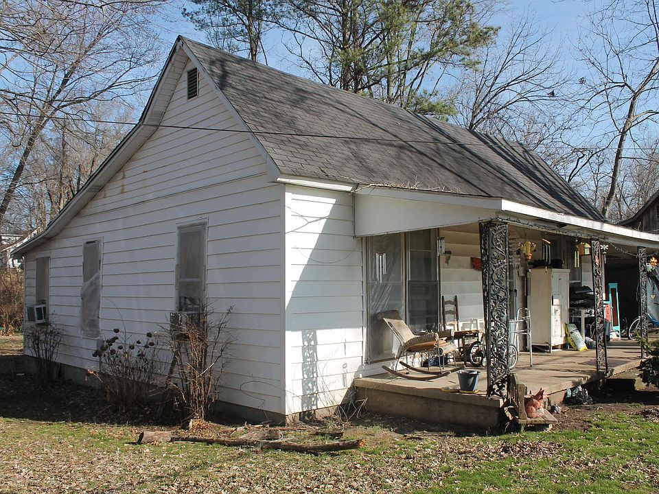 2nd image of 270 W Main St