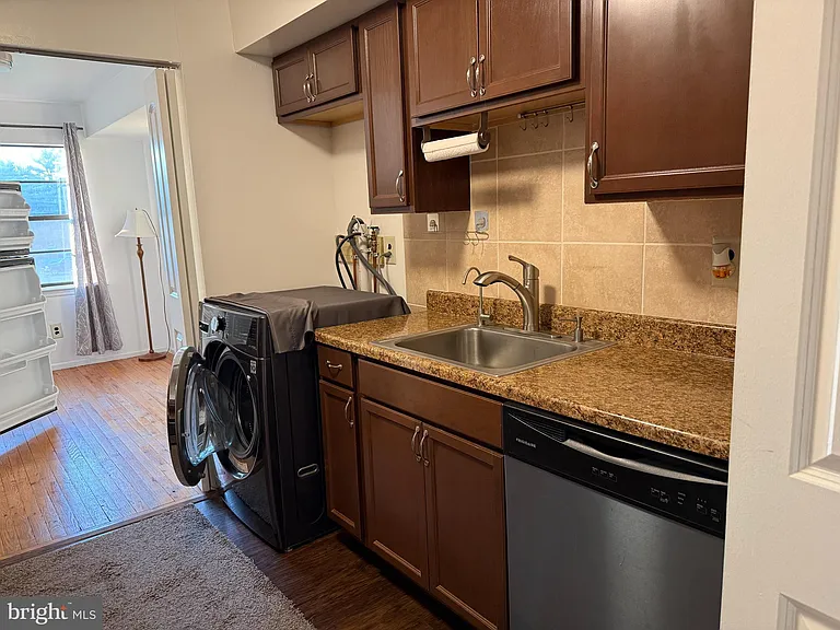 1823 Old Stone Mill Dr — Photo 5