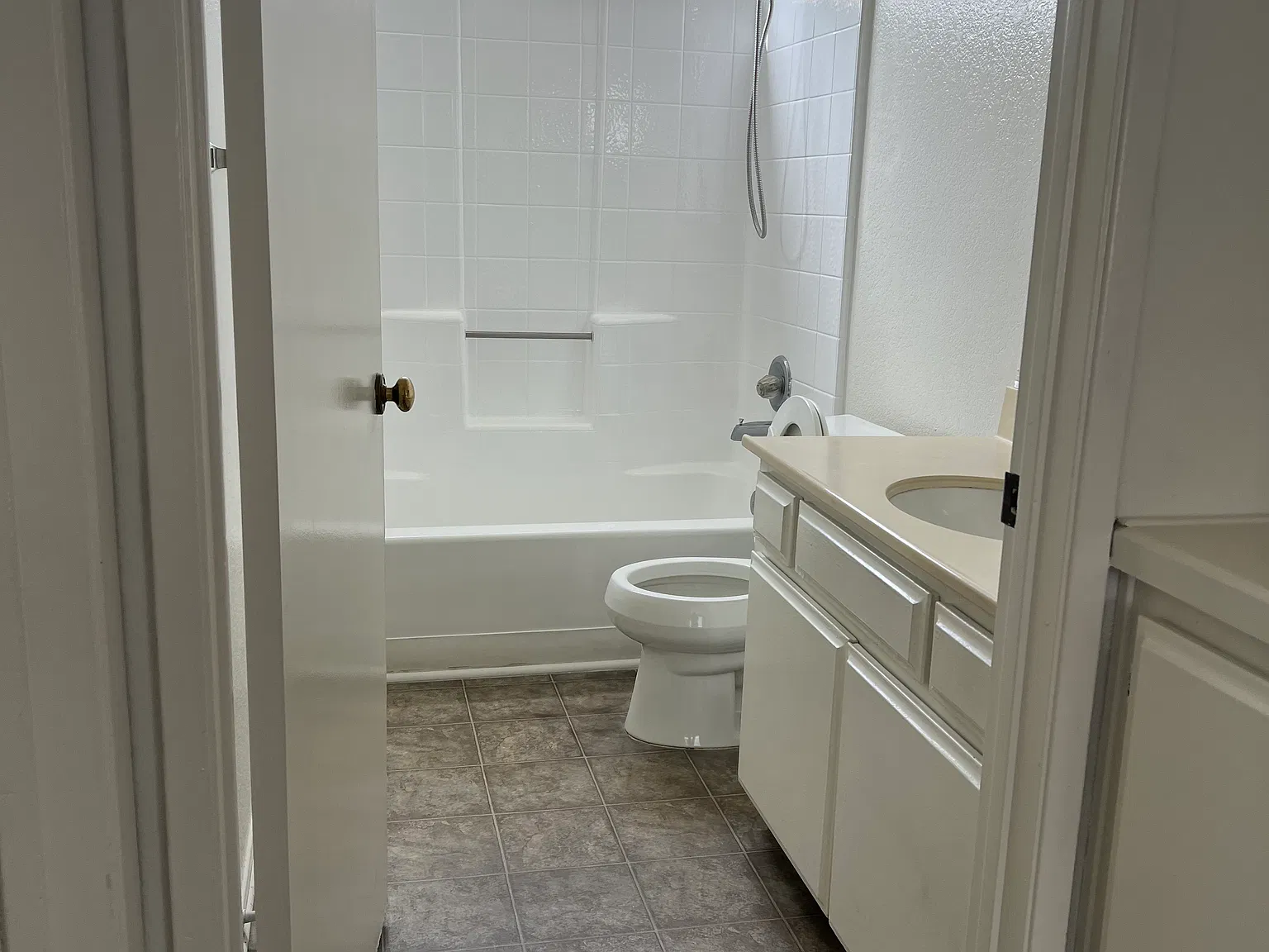 2 bed, 1.5 bath, 1100 sqft, $2,300 — Photo 4