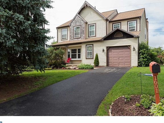 2nd image of 1601 Rhonda Cir