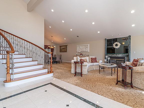 5th image of 92 Cherry Dr W