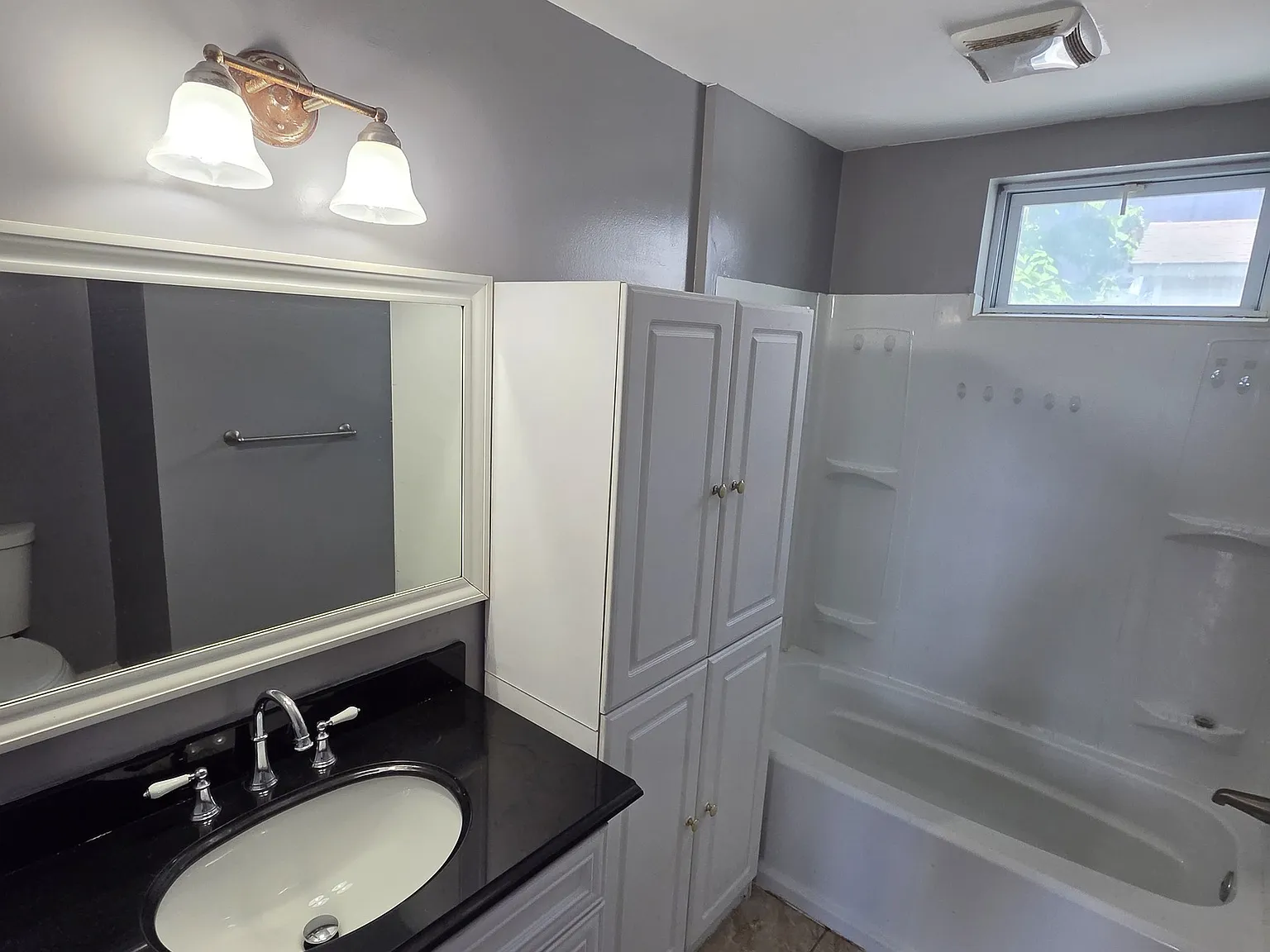 4 bed, 1.0 bath, 3962 sqft, $2,100 — Photo 4