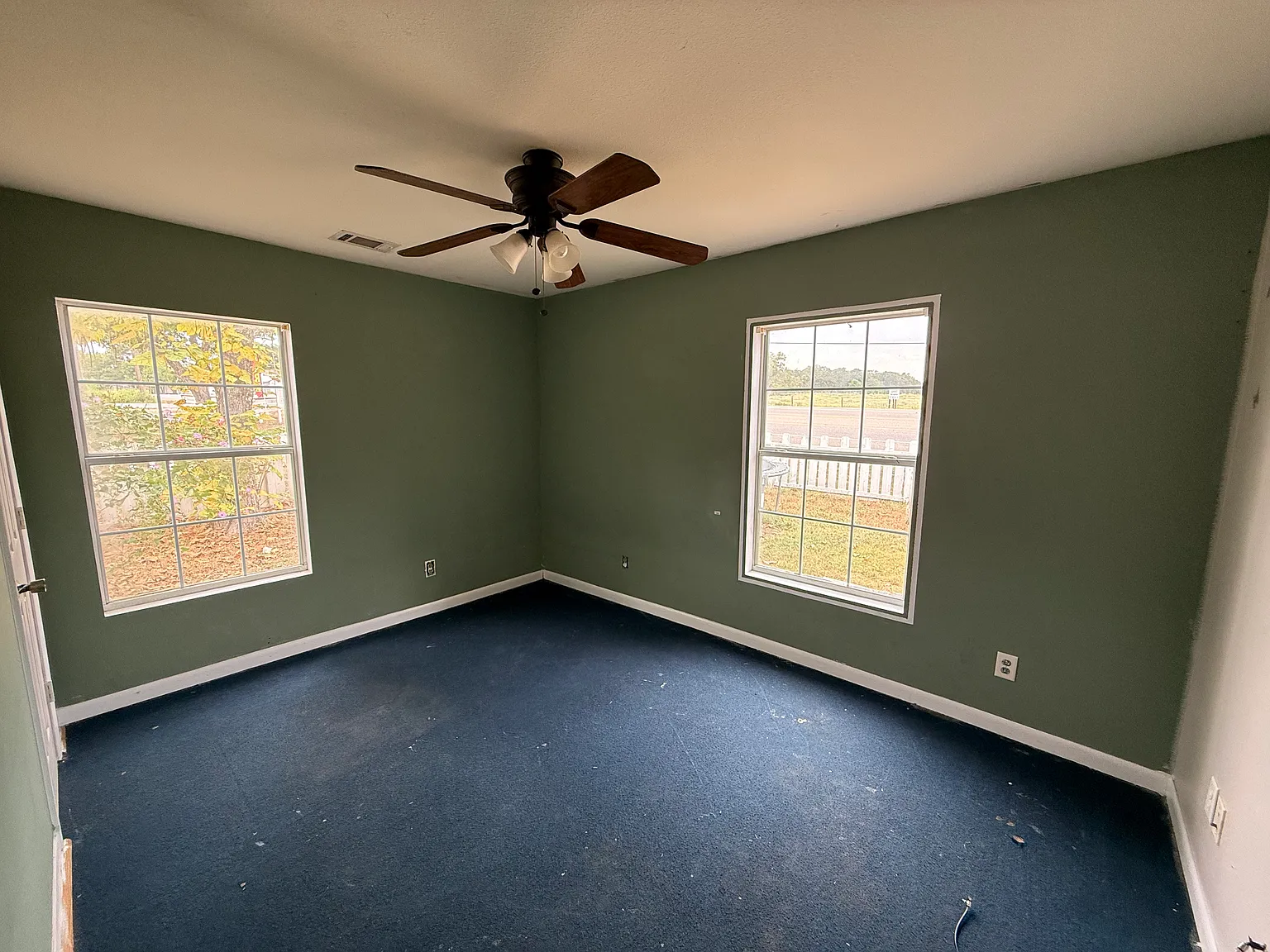 1402 E Cameron Ave — Photo 3