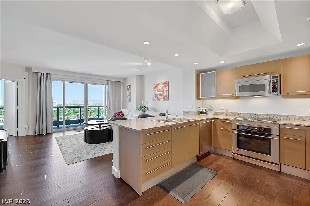 Turnberry Towers — Photo 1