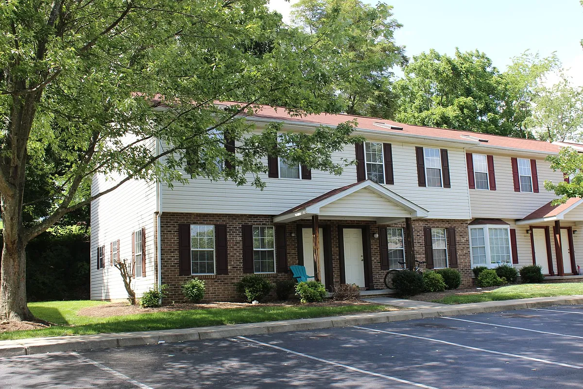Building Photo - 888 Patrick Henry Dr