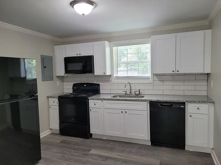 484 Club Dr — Photo 10