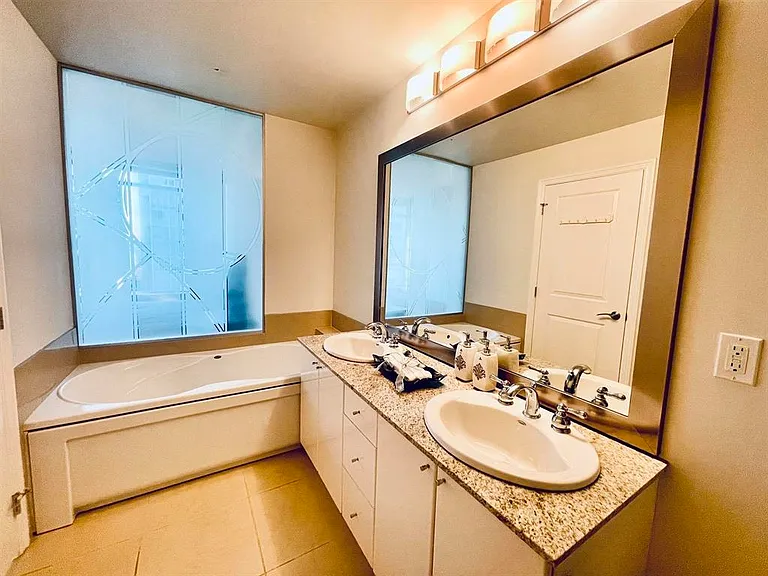 1211 Melville St #1703 — Photo 9