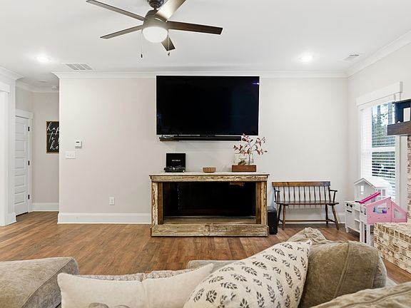 3rd image of 2780 Indian Creek Rd