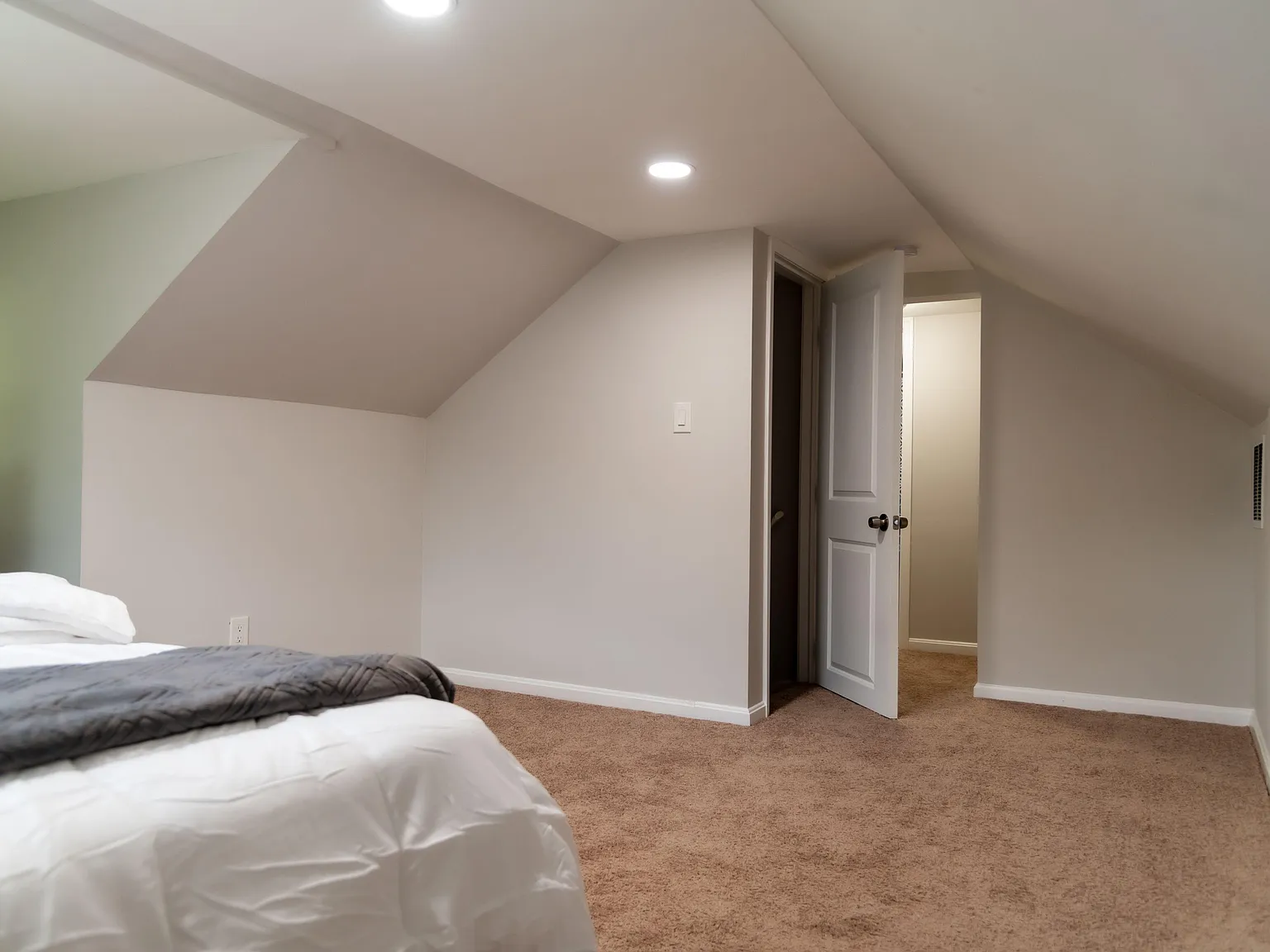 3 bed, 3.0 bath, 2400 sqft, $1,555 — Photo 3