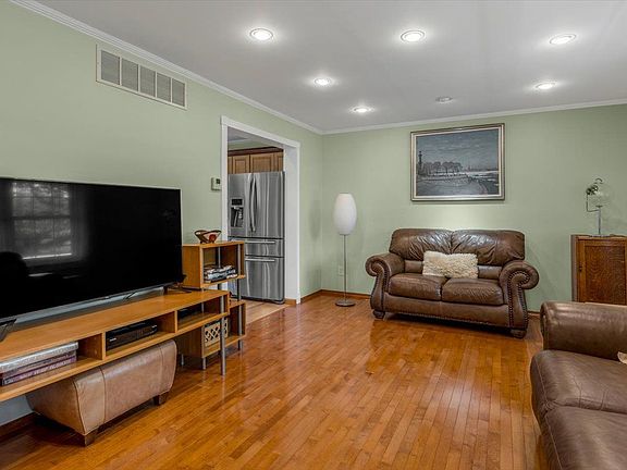 3rd image of 295 Mockingbird Ln