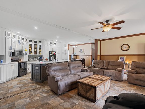 3rd image of 75 Pitts Ln