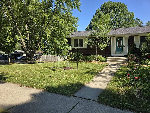 3rd image of 902 Moorland Rd
