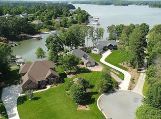 2755 Harbour Pointe Ct, Sherrills Ford, NC 28673