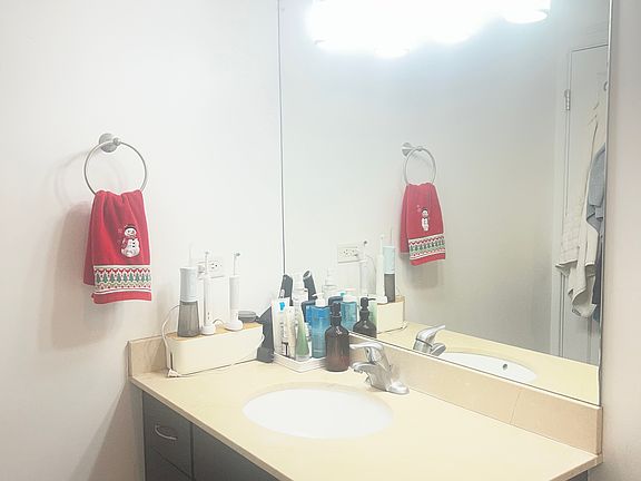 5th image of 918 W Belmont Ave APT 206