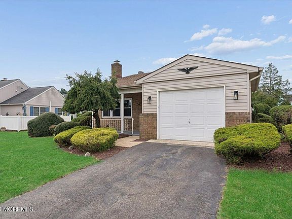 3rd image of 15 Buckingham Drive N