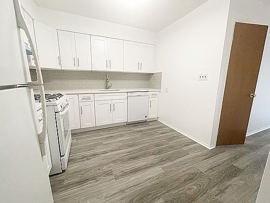 3rd image of 20-30 Hazen St Unit 2
