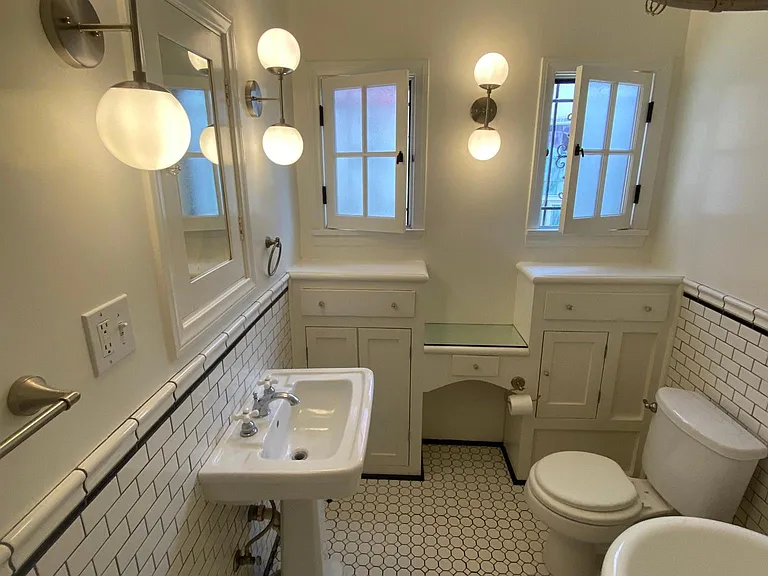 2570 N Beachwood Dr #2 — Photo 11