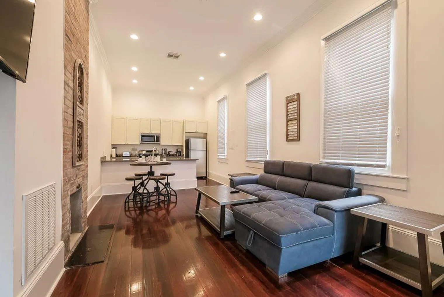 2 bed, 3.0 bath, 1044 sqft, $6,163 — Photo 1