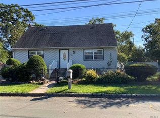 224 42nd St, Copiague, NY 11726