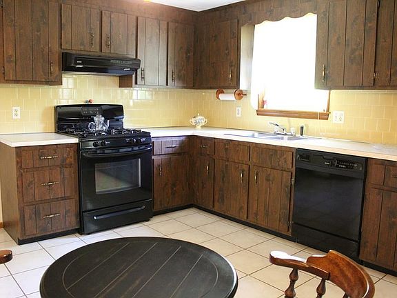 4th image of 36 Brewster Dr