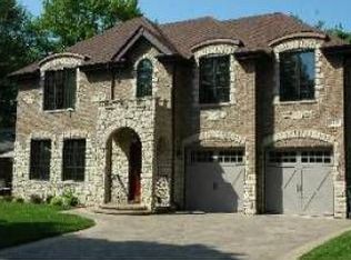 2252 Greenfield Dr, Glenview, IL