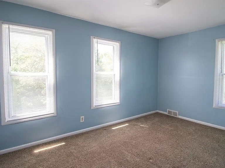 18 Foster Ave — Photo 8