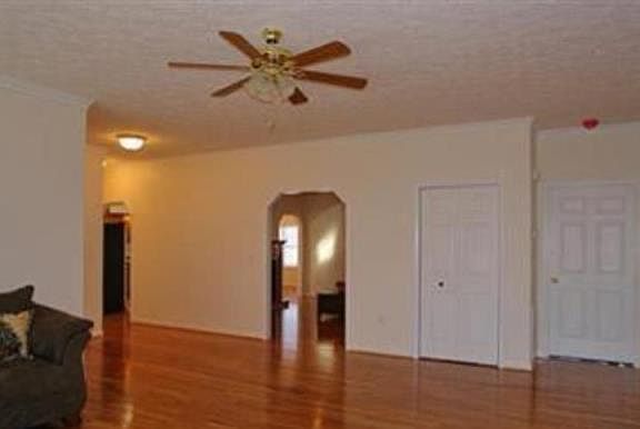 3rd image of 471 Houchins Rd