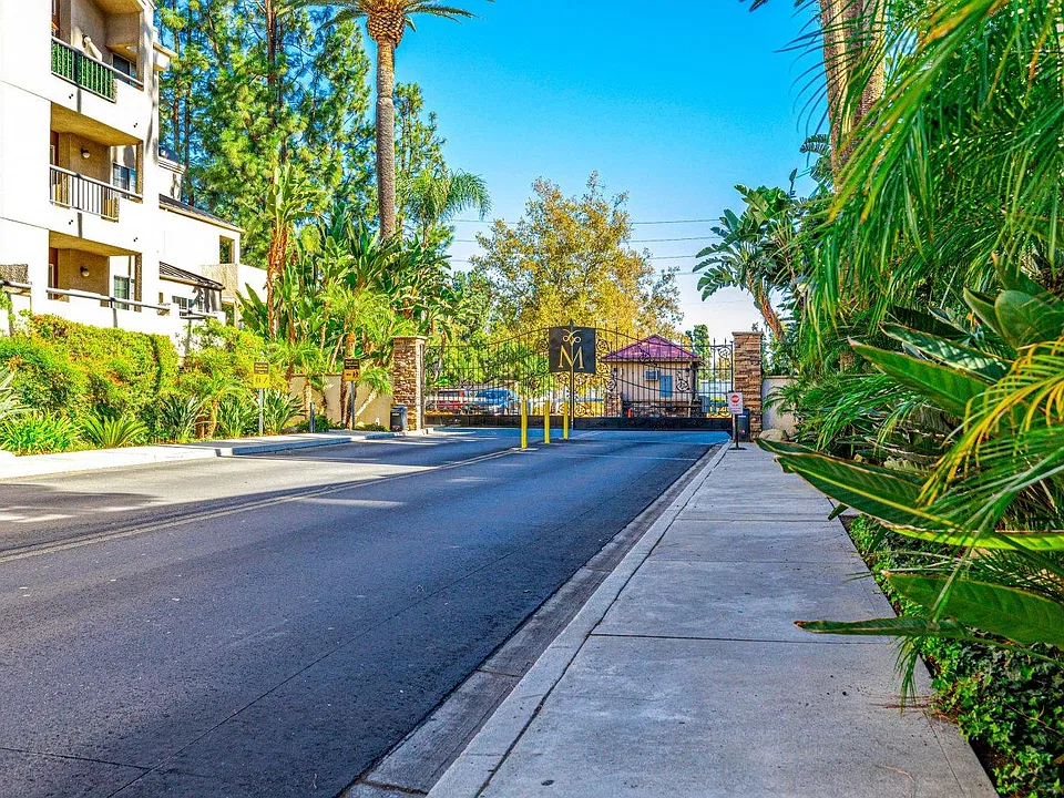 5535 Canoga Ave #203