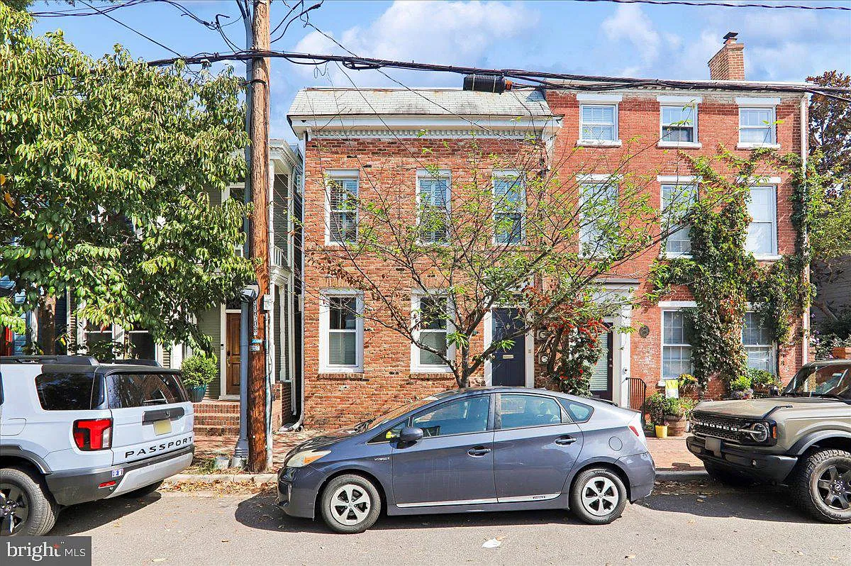 1 bed, 1.0 bath, 1200 sqft, $2,200 — Photo 1