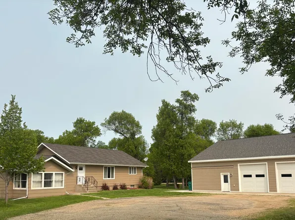 5485 Nordic Pl, Bismarck, ND 58503