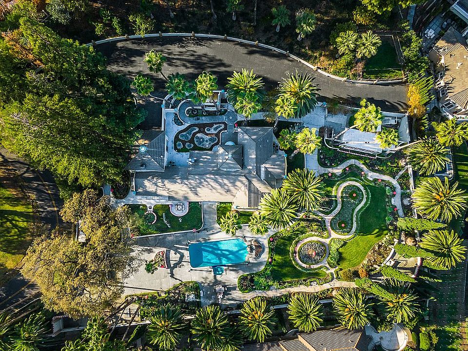 1st image of 70 Castlewood Dr
