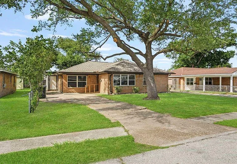 2409 Estate Dr — Photo 2