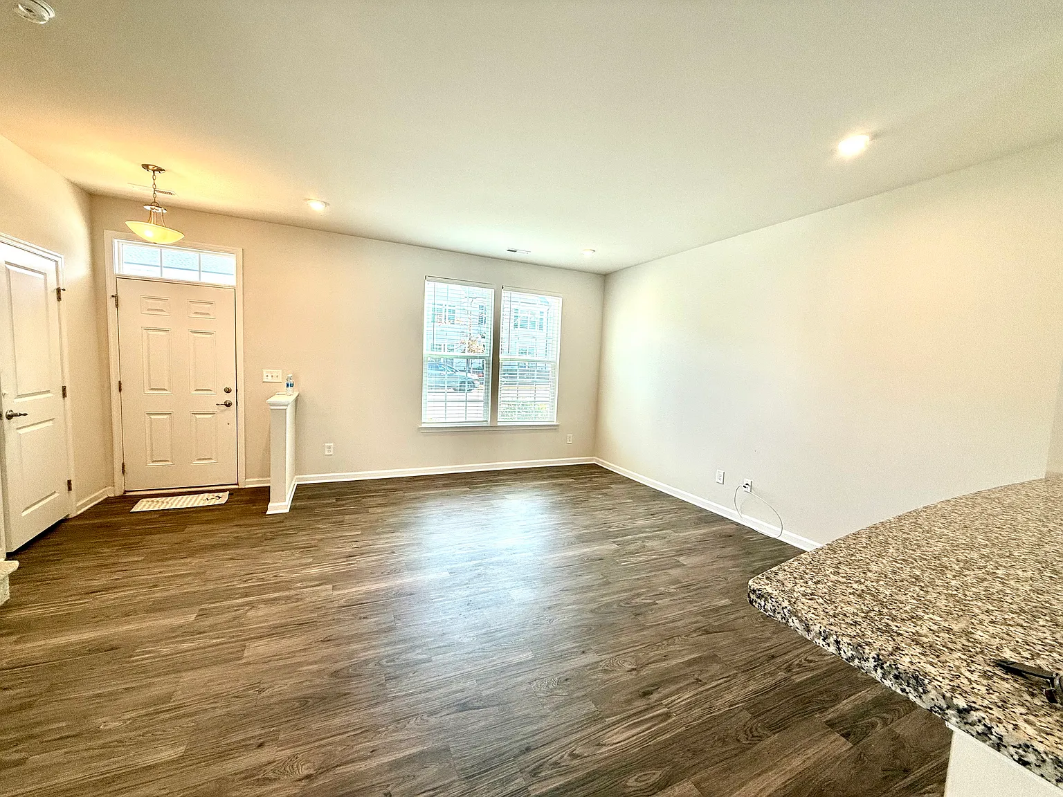 3 bed, 2.5 bath, 1408 sqft, $1,800 — Photo 2