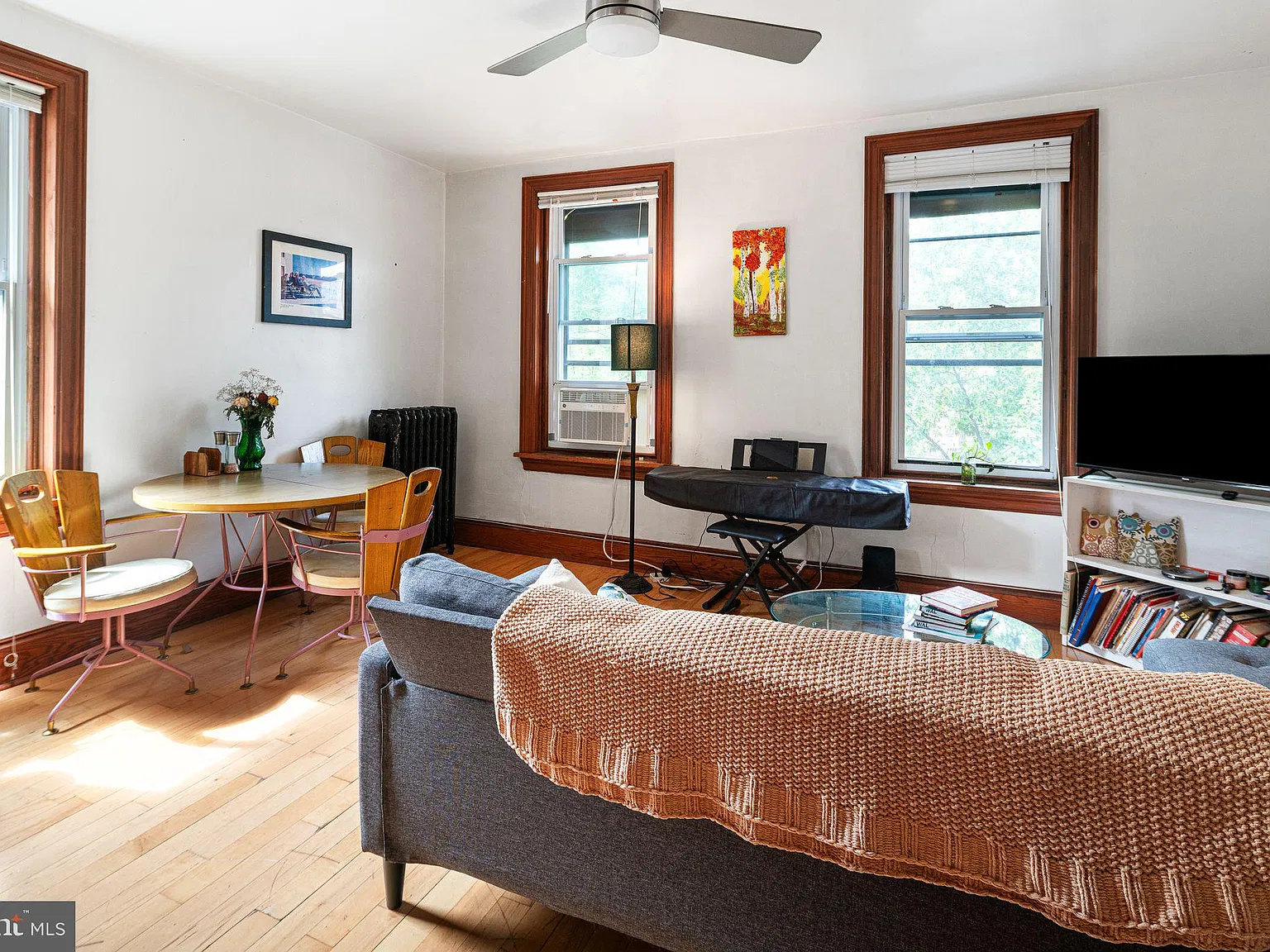 3 bed, 1.0 bath, 2304 sqft, $2,000 — Photo 3