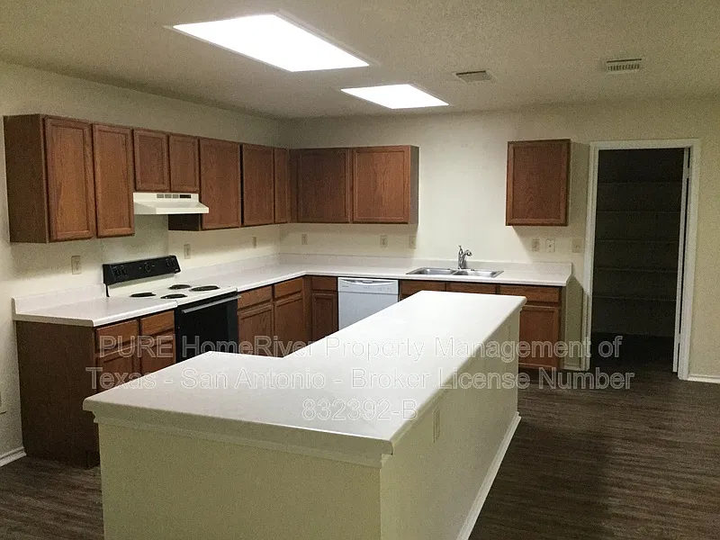 4 bed, 2.0 bath, 2569 sqft, $1,950 — Photo 3