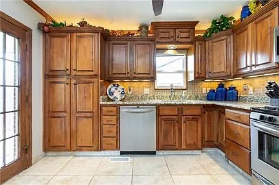 1504 Johnston Dr — Photo 6