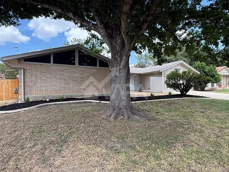 8007 Lake Frst — Photo 2