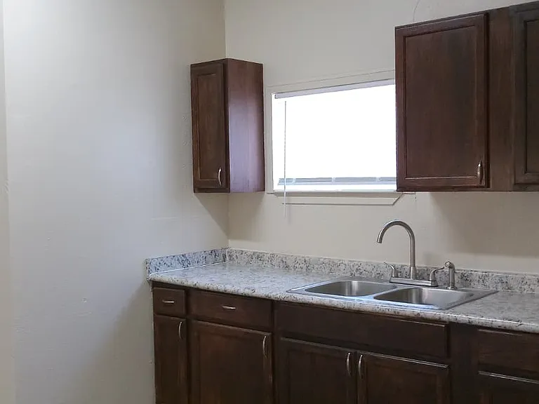 204 S Hackberry St #B — Photo 8