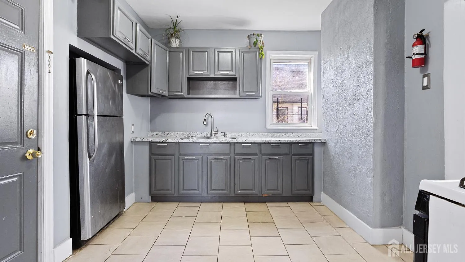 3 bed, 1.0 bath, $2,200 — Photo 2
